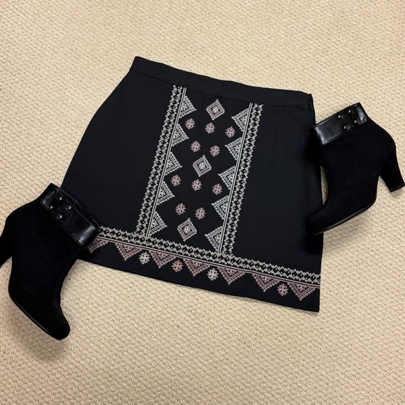 Bae Vely by Wellmade black skirt size M, embroidered - Picture 1 of 9